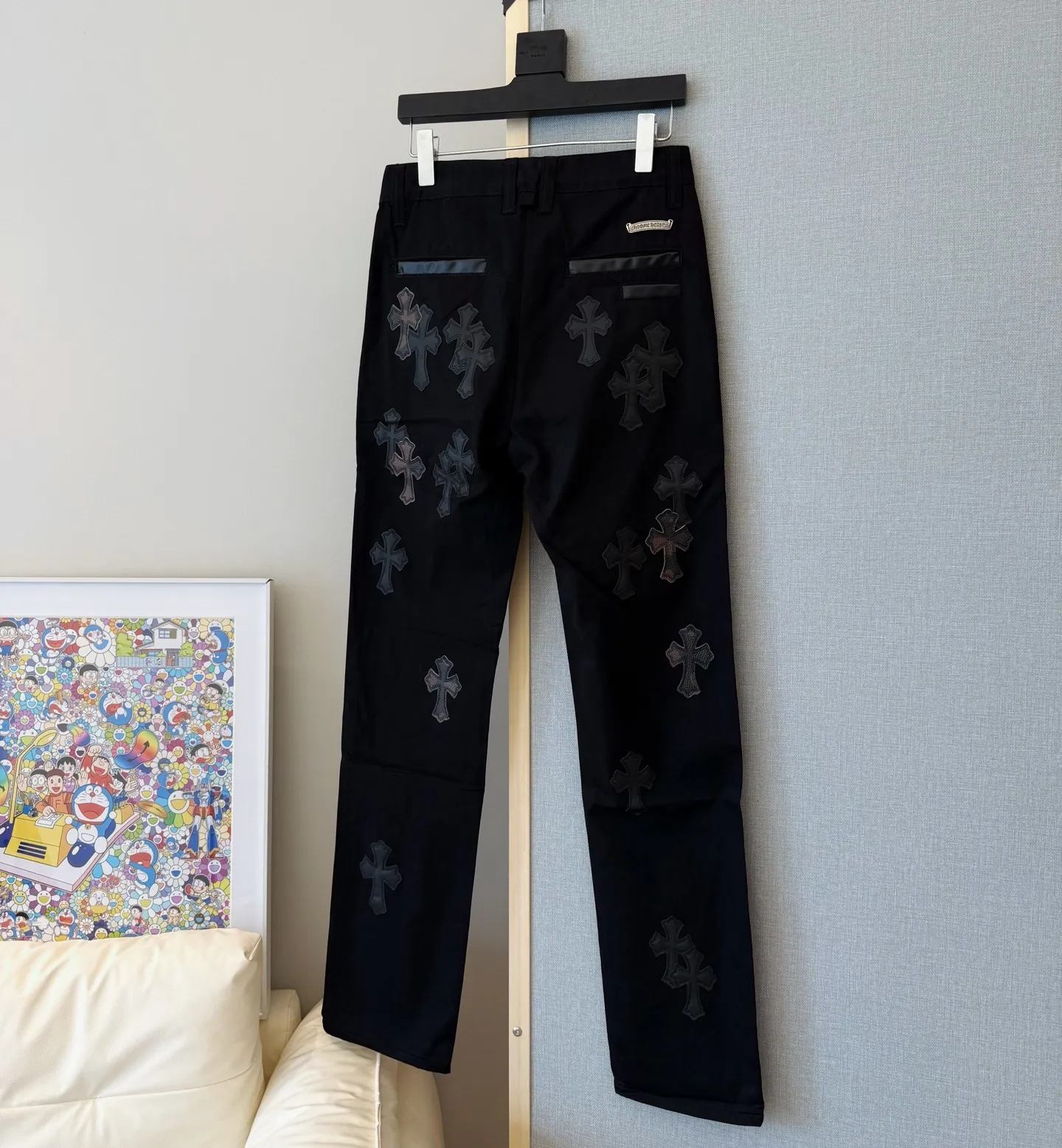 P280 model number: D327 ChromeHearts Chrome black camouflage patch Chino ceiling-level jeans, a pair is hard to find at the counter‼ ️About Zangyin✅This is an extremely luxurious fashion brand that can also be called the aristocracy of the high street. It has always been an exclusive brand for some hipsters or rich second generations. The color of this model is already very eye-catching by using a unique washed material. It is decorated with pink patch cross flowers, which cleverly highlights the charm of the brand. Secondly, this model adopts a classic high-waist cut design, which highlights the long legs and fashionable temperament of the upper body. The brand is highly recognizable and the slim-fitting configuration is more suitable for daily wear. The personality will be fashionable and the specifications can be seen at a glance. Materials and technology ✅ Needless to say, this point goes without saying. As an excellent craftsman brand, Zangyin's requirements for details and craftsmanship are really perfect. The washed color of this model has gone through a lot of processes, not to mention the embellishment of the denim appliqués. It is also purely handmade and sewn. Just like what they believe in, only handmade things have soul and have the meaning of wearing. A top-notch heavy-duty fashionable denim item, recommended by both hands‼ ️ Size# 28 30 32 34 36 Size reference# 28 pants length 100 waist circumference 72 30 pants length 102 waist circumference 76 32 pants length 104 waist circumference 80 34 pants length 106 waist circumference 84 36 pants length 108 waist circumference 88